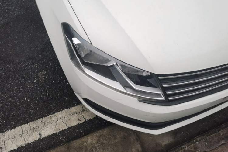 Used Volkswagen Lavida 2015 1.6L Automatic Fashion Edition Right Front Headlight