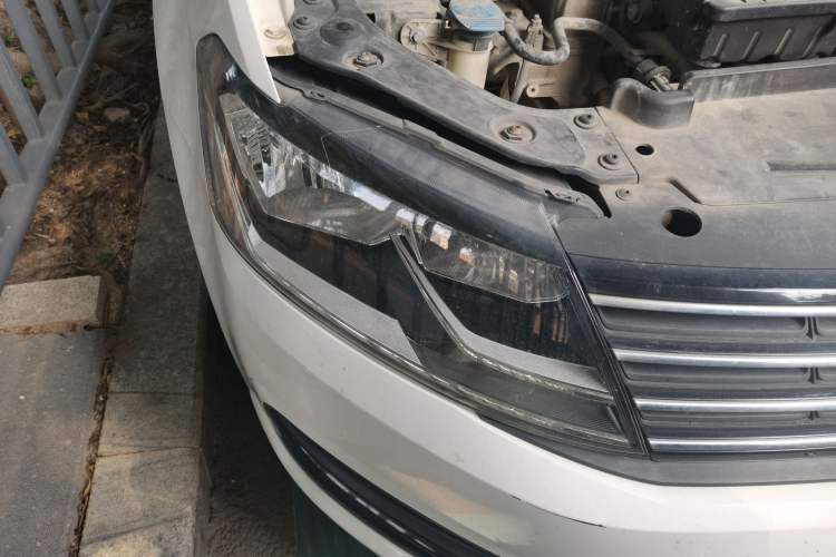 Used Volkswagen Lavida 2015 1.6L Automatic Fashion Edition Right Front Headlight