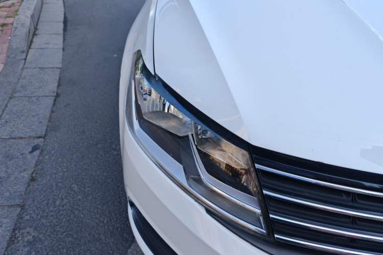 Used Volkswagen Lavida 2015 1.6L Manual Fashion Edition Right Front Headlight