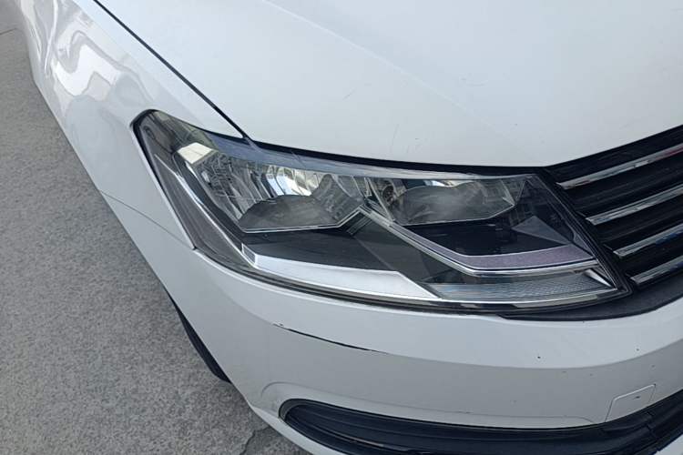 Used Volkswagen Lavida 2015 1.6L Automatic Fashion Edition Right Front Headlight