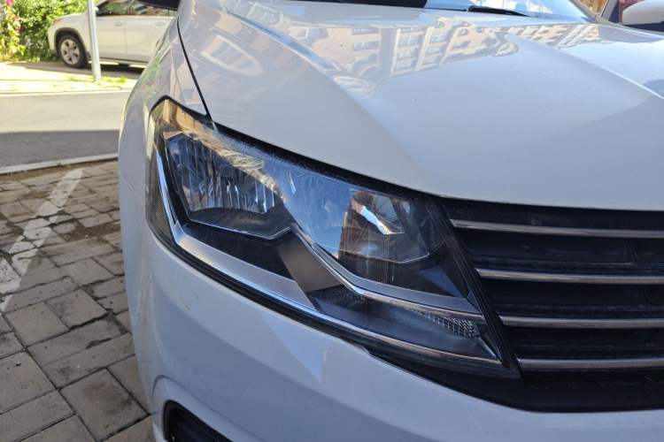 Used Volkswagen Lavida 2015 1.6L Automatic Fashion Edition Right Front Headlight