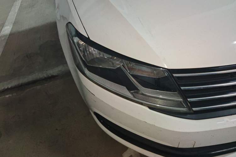 Used Volkswagen Lavida 2015 1.6L Automatic Fashion Edition Right Front Headlight