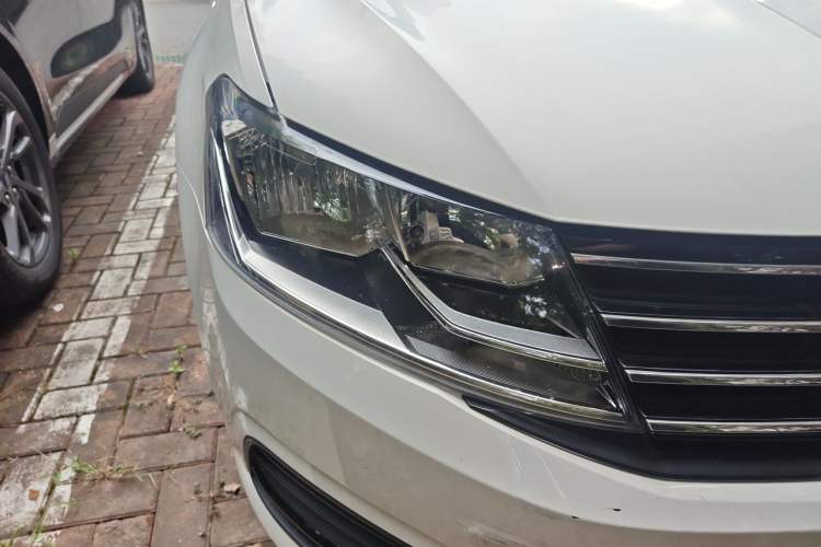 Used Volkswagen Lavida 2015 1.6L Automatic Fashion Edition Right Front Headlight