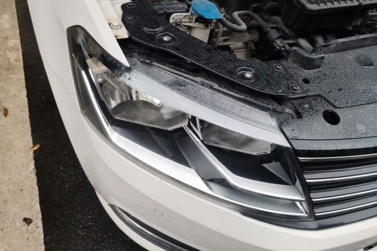 Used Volkswagen Lavida 2015 1.6L Automatic Comfort Edition Right Front Headlight