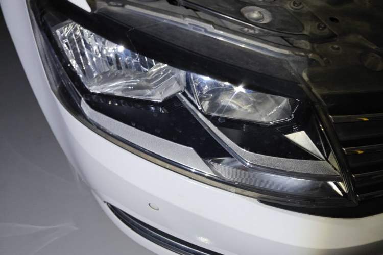 Used Volkswagen Lavida 2015 230TSI DSG Comfort Edition Right Front Headlight
