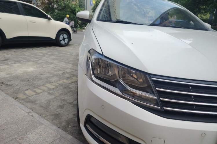 Used Volkswagen Lavida 2015 1.6L Manual Comfort Edition Right Front Headlight