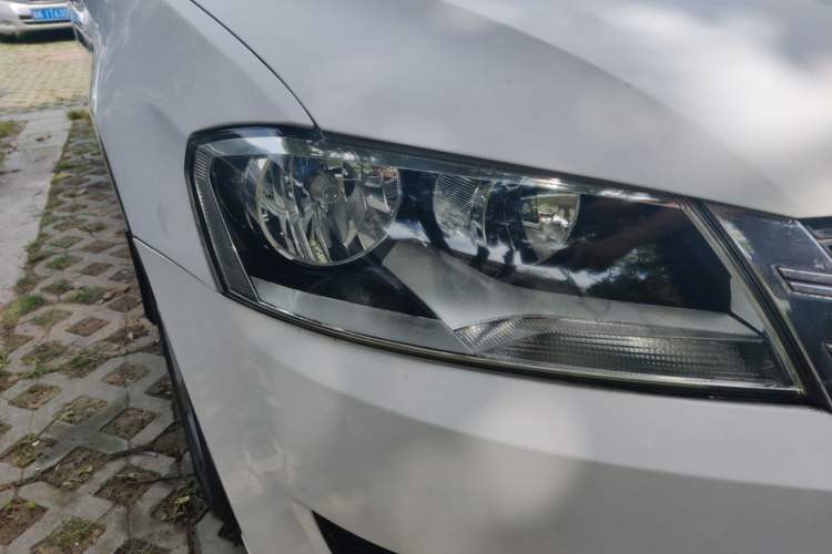 Used Volkswagen Lavida 2015 1.6L Automatic Fashion Edition Right Front Headlight