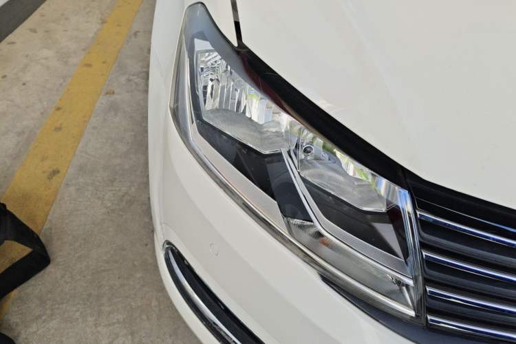 Used Volkswagen Lavida 2015 1.6L Automatic Comfort Edition Right Front Headlight