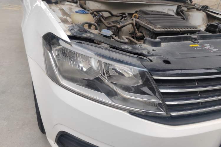 Used Volkswagen Lavida 2015 1.6L Automatic Fashion Edition Right Front Headlight