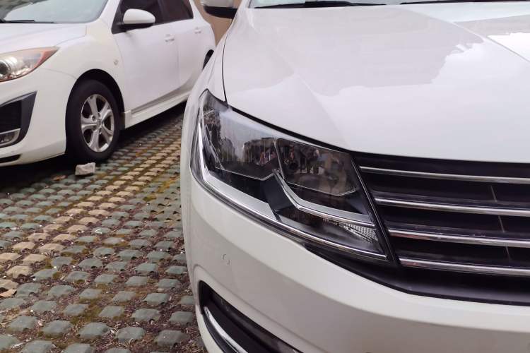 Used Volkswagen Lavida 2015 1.6L Manual Comfort Edition Right Front Headlight