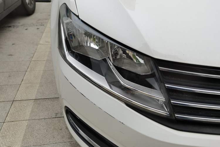 Used Volkswagen Lavida 2015 1.6L Manual Fashion Edition Right Front Headlight