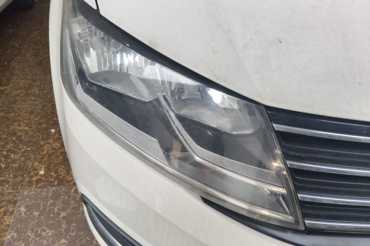 Used Volkswagen Lavida 2015 1.6L Automatic Fashion Edition Right Front Headlight