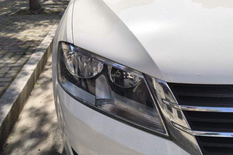 Used Volkswagen Lavida 2015 1.6L Automatic Fashion Edition Right Front Headlight