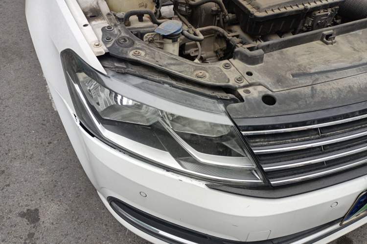 Used Volkswagen Lavida 2015 1.6L Manual Comfort Edition Right Front Headlight