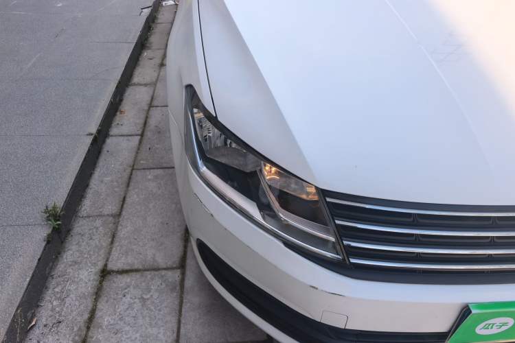 Used Volkswagen Lavida 2015 1.6L Automatic Fashion Edition Right Front Headlight