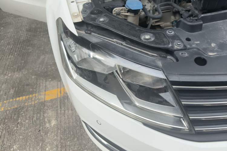 Used Volkswagen Lavida 2015 1.6L Manual Fashion Edition Right Front Headlight