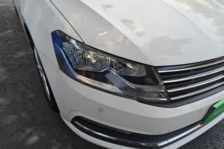 Used Volkswagen Lavida 2015 1.6L Automatic Comfort Edition Right Front Headlight