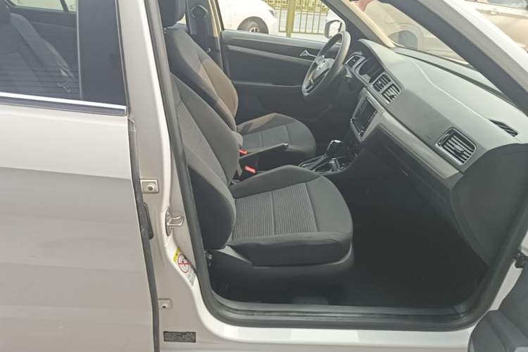 Used Volkswagen Lavida 2015 1.6L Automatic Fashion Edition Right Front Seat