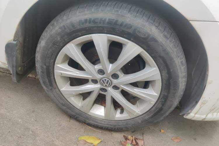 Used Volkswagen Lavida 2015 1.6L Automatic Comfort Edition Right Front Wheel Hub