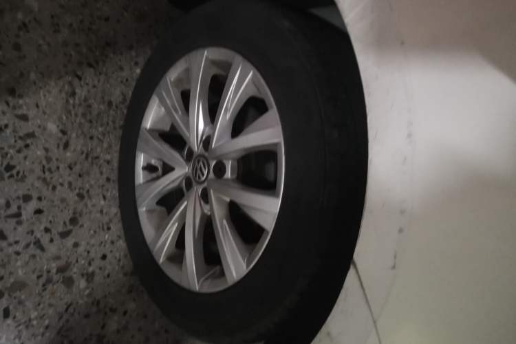 Used Volkswagen Lavida 2015 1.6L Automatic Comfort Edition Right Front Wheel Hub