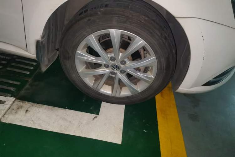 Used Volkswagen Lavida 2015 1.6L Automatic Comfort Edition Right Front Wheel Hub