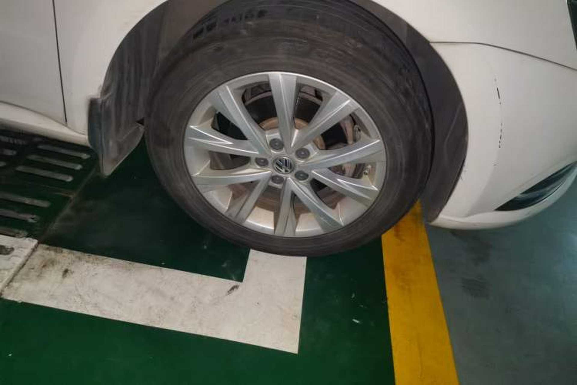Used Volkswagen Lavida 2015 1.6L Automatic Comfort Edition Right Front Wheel Hub