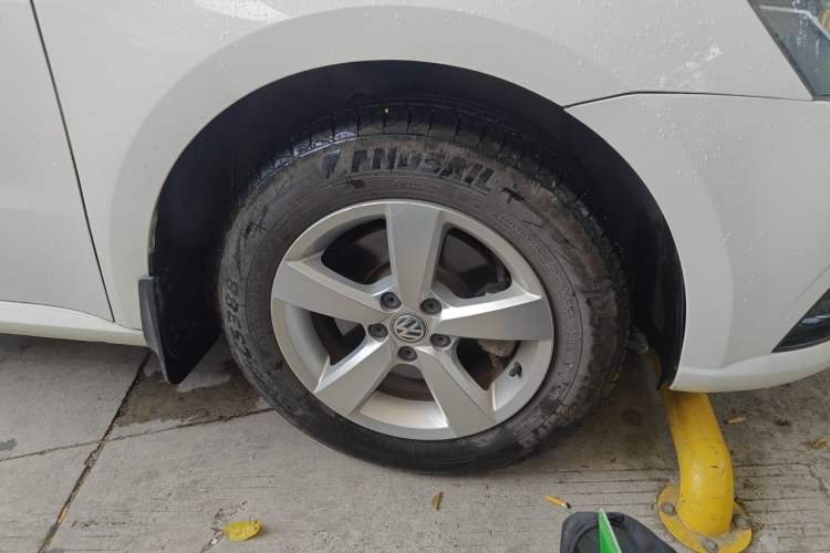 Used Volkswagen Lavida 2015 1.6L Automatic Fashion Edition Right Front Wheel Hub