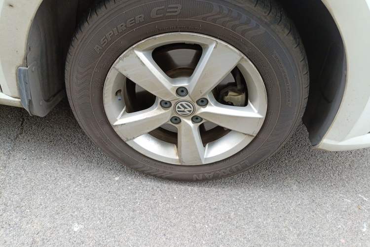 Used Volkswagen Lavida 2015 1.6L Automatic Fashion Edition Right Front Wheel Hub