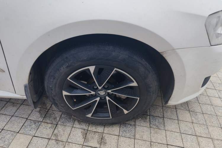 Used Volkswagen Lavida 2015 1.6L Automatic Fashion Edition Right Front Wheel Hub