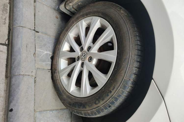 Used Volkswagen Lavida 2015 1.6L Automatic Comfort Edition Right Front Wheel Hub