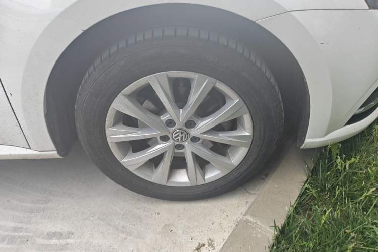 Used Volkswagen Lavida 2015 1.6L Automatic Comfort Edition Right Front Wheel Hub