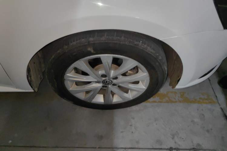 Used Volkswagen Lavida 2015 1.6L Automatic Comfort Edition Right Front Wheel Hub