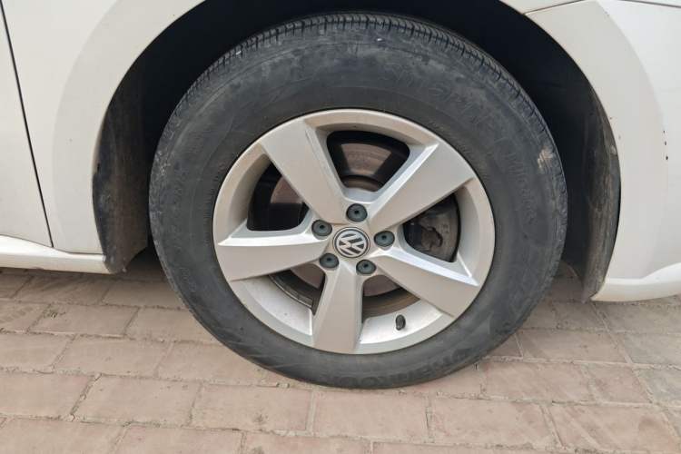 Used Volkswagen Lavida 2015 1.6L Automatic Fashion Edition Right Front Wheel Hub