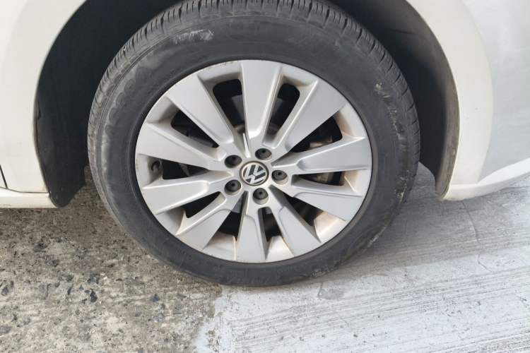 Used Volkswagen Lavida 2015 1.6L Automatic Comfort Edition Right Front Wheel Hub