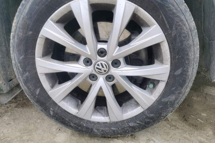 Used Volkswagen Lavida 2015 230TSI Manual Comfort Edition Right Front Wheel Hub