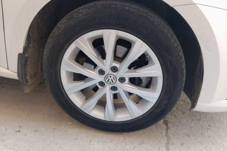 Used Volkswagen Lavida 2015 1.6L Automatic Comfort Edition Right Front Wheel Hub