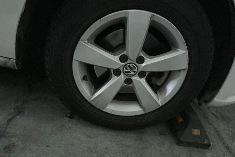 Used Volkswagen Lavida 2015 1.6L Automatic Fashion Edition Right Front Wheel Hub