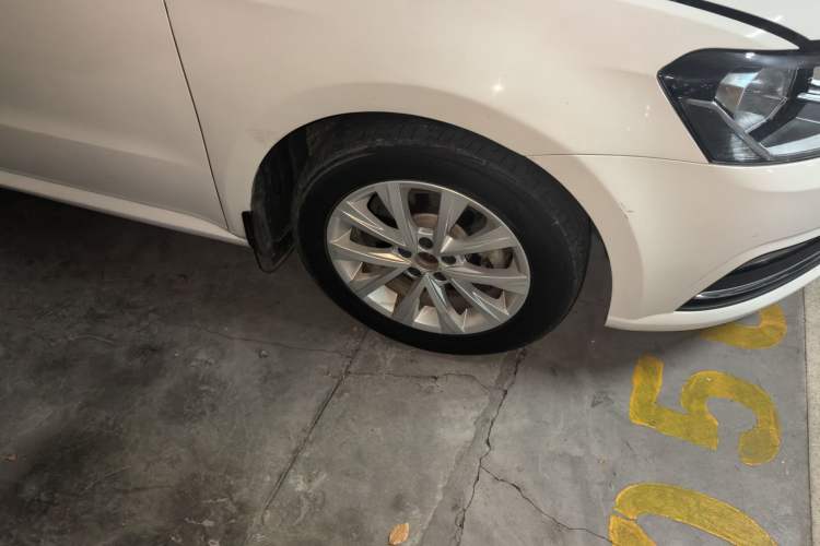 Used Volkswagen Lavida 2015 1.6L Automatic Comfort Edition Right Front Wheel Hub