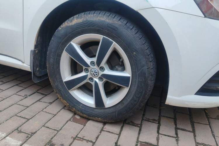 Used Volkswagen Lavida 2015 1.6L Automatic Fashion Edition Right Front Wheel Hub