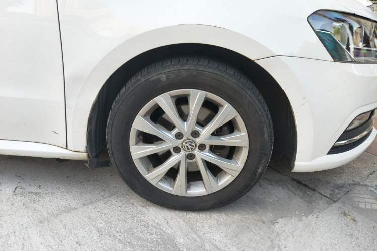 Used Volkswagen Lavida 2015 230TSI DSG Comfort Edition Right Front Wheel Hub