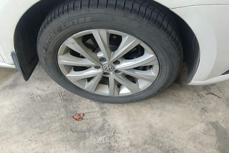 Used Volkswagen Lavida 2015 1.6L Manual Comfort Edition Right Front Wheel Hub
