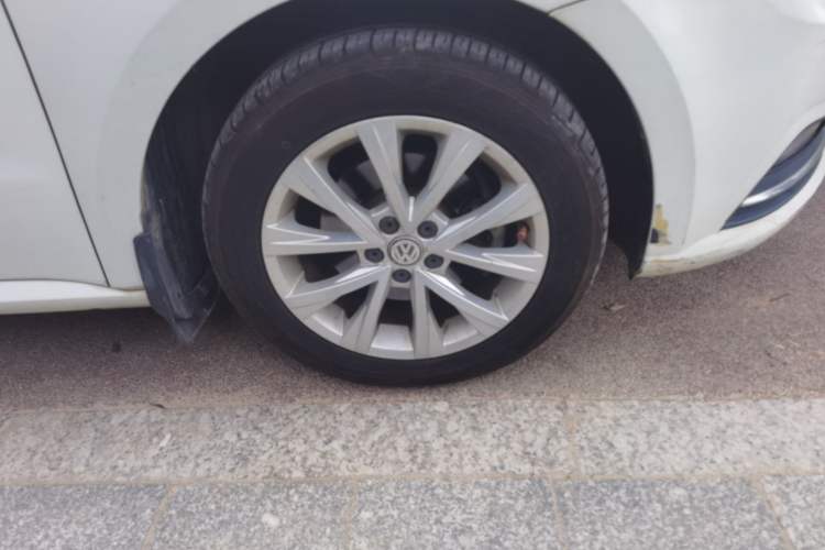 Used Volkswagen Lavida 2015 1.6L Automatic Comfort Edition Right Front Wheel Hub