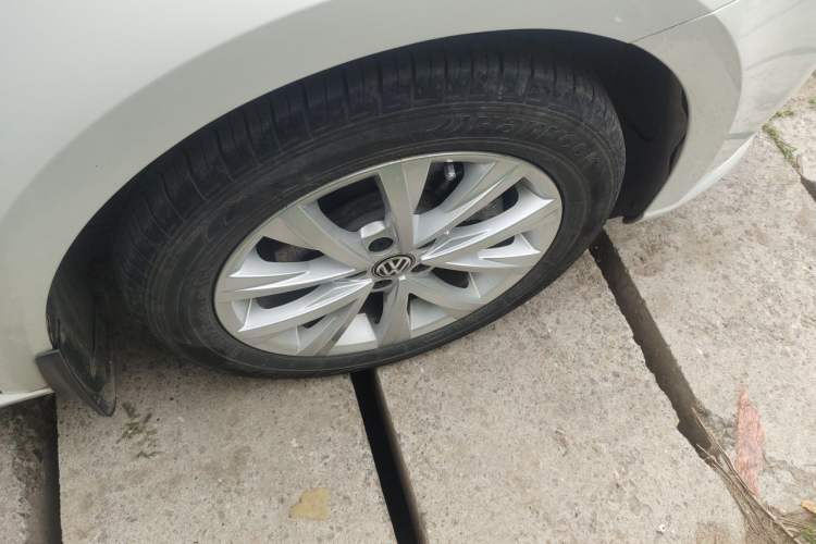 Used Volkswagen Lavida 2015 1.6L Manual Comfort Edition Right Front Wheel Hub