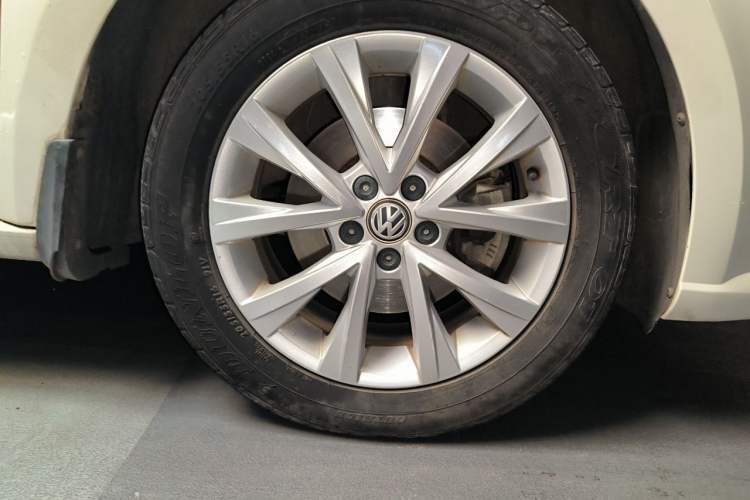Used Volkswagen Lavida 2015 1.6L Manual Comfort Edition Right Front Wheel Hub