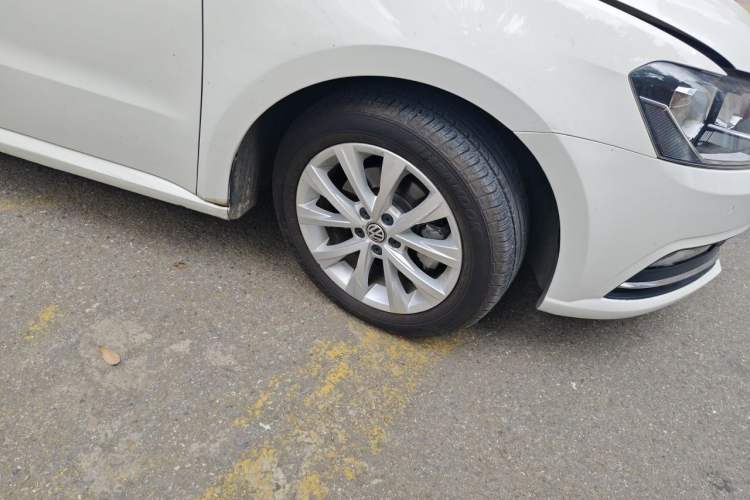 Used Volkswagen Lavida 2015 1.6L Automatic Comfort Edition Right Front Wheel Hub