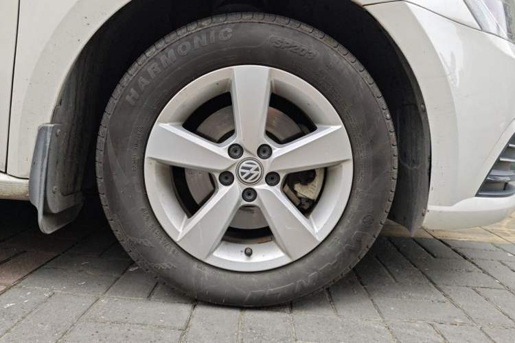 Used Volkswagen Lavida 2015 1.6L Manual Fashion Edition Right Front Wheel Hub