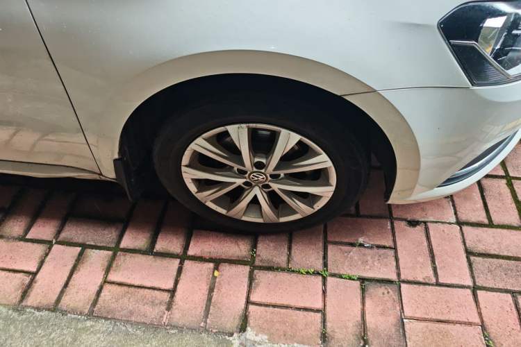 Used Volkswagen Lavida 2015 1.6L Automatic Comfort Edition Right Front Wheel Hub