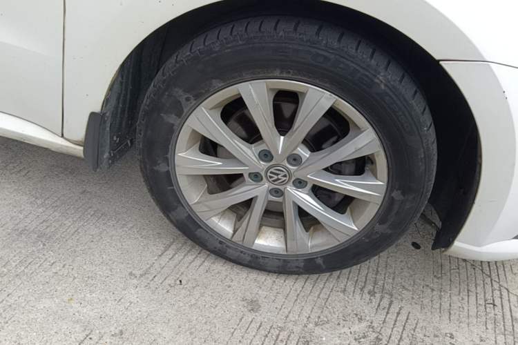Used Volkswagen Lavida 2015 230TSI DSG Comfort Edition Right Front Wheel Hub