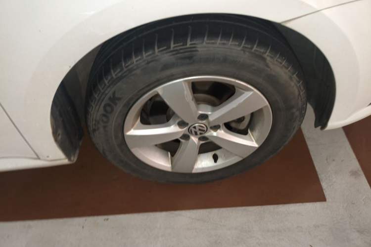 Used Volkswagen Lavida 2015 1.6L Automatic Fashion Edition Right Front Wheel Hub