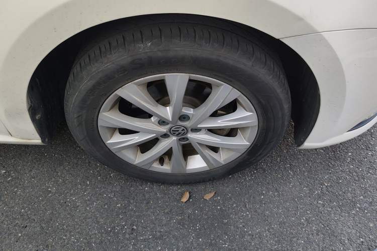 Used Volkswagen Lavida 2015 1.6L Manual Comfort Edition Right Front Wheel Hub